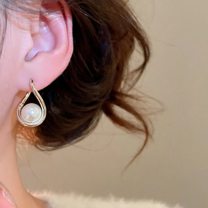 Boucles d'oreilles vintage françaises avec métal torsadé et élégante perle blanche