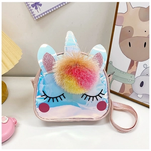 Dettaglio della borsa pranzo unicorno con finitura laser arcobaleno e pompon colorato
