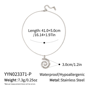 Dimensions et détails du collier pendentif spirale argenté sur fond blanc