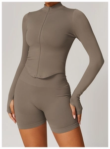 Détail du tissu côtelé sans couture sur la veste de yoga à col montant avec passe-pouces