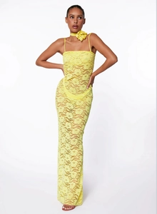 Details der gelben floralen Spitze und passender großer Blumen-Choker am Kleid