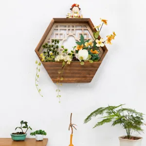 Fioriera da parete esagonale in legno massiccio con fiori artificiali e verde realistico