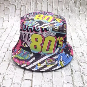 Retro-Fischerhut mit 80er-Jahre-Graffiti-Print und bunten Kassetten-Motiven