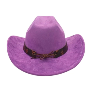 Dettaglio di un cappello da cowboy in camoscio viola acceso con fascia leopardata