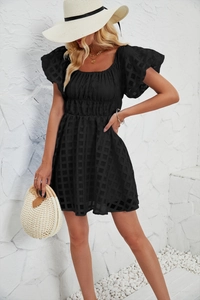 Détail de la mini-robe noire à épaules dénudées avec manches bouffantes et tissu mesh
