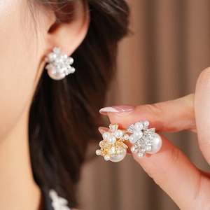 Details von eleganten Perlenohrringen mit Zirkonia in Gold und Silber Feuerwerk-Design