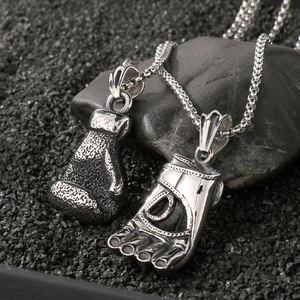 Collana da uomo con ciondolo a guantone da boxe in acciaio al titanio e finitura argento