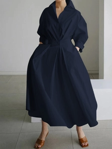 Élégante robe-chemise midi bleu marine à manches longues avec taille plissée et jupe évasée
