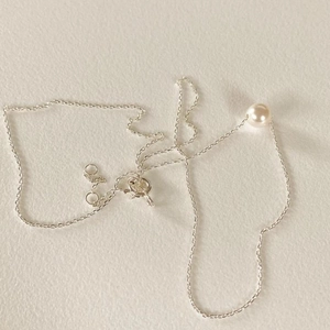 Minimalist S925 sterling silver necklace featuring a single round white pearl pendant