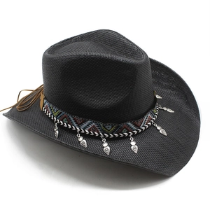 Détail d'un chapeau de cowboy noir tressé avec ruban ethnique et pendentifs en argent