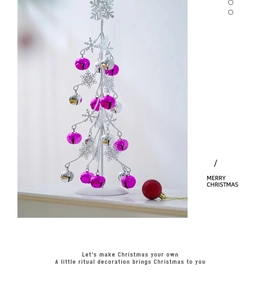Detail eines weißen Mini-Weihnachtsbaums aus Eisen mit silbernen Pailletten und Glocken