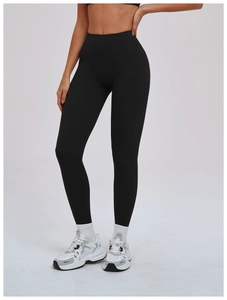 Détail du pantalon de yoga noir taille haute avec design sans couture et compression