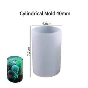 Dettaglio macro dello stampo cilindrico in silicone con diametro 4,6 cm e altezza 7,2 cm