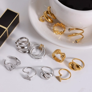 Schicke Ring-Set aus Edelstahl in Gold und Silber mit Zirkon und LOVE-Schriftzug