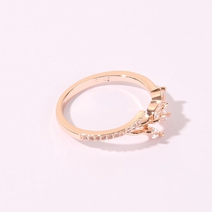 Elegante anello a ramo in oro rosa con diamanti scintillanti e marchio S925