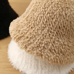 Cappelli a secchiello in ecopelliccia color kaki, bianco e nero con morbida trama soffice