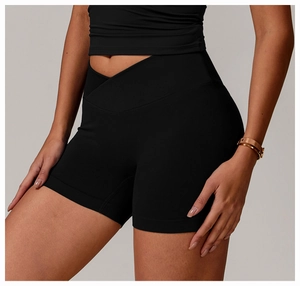 Detail des V-förmigen Kreuzbundes der schwarzen High-Waist nahtlosen Yoga-Shorts