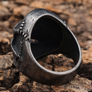 Dettaglio macro dell'anello teschio retrò in argento antico con texture punk