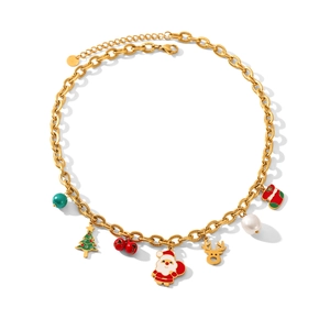 Détail du bracelet de Noël doré avec breloques émaillées sapin, cerf et clochettes