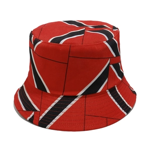 Texture détaillée d'un chapeau bob rouge avec motifs géométriques abstraits noir et blanc