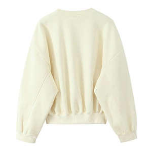 Vista posteriore piatta della felpa oversize bianco crema con dettagli in maglia a coste
