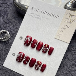 Détails de faux ongles faits main bordeaux avec perles et breloques étoiles dorées