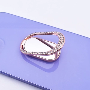 Primer plano del soporte de anillo para móvil en oro rosa con diamantes de imitación