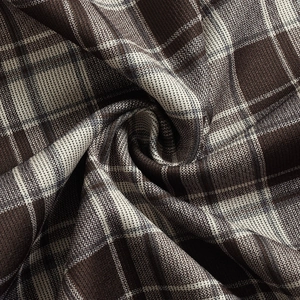 Vista macro dettagliata del tessuto a quadri marrone e beige di alta qualità con drappeggio