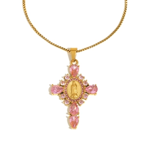 Collier croix en acier plaqué or 18K avec Vierge Marie et pierres roses sur fond blanc
