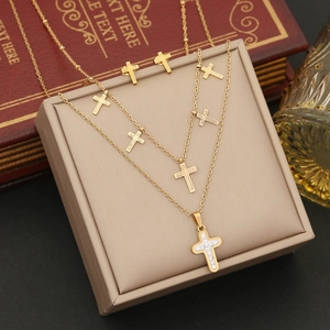 Ensemble collier double rang croix doré et boucles d'oreilles avec strass sur boîte cadeau