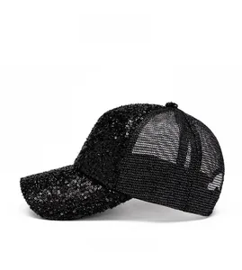 Vue latérale de la casquette noire à paillettes avec filet respirant à l'arrière et chic