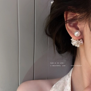 Boucles d'oreilles fleurs en perles vintage français avec détails en zircone