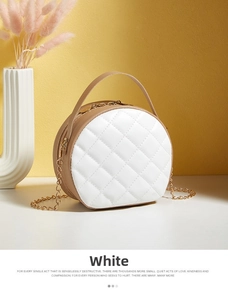 Détail du mini sac rond matelassé en cuir blanc avec bordure kaki et chaîne dorée élégante