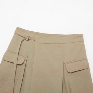 Gonna cargo in twill kaki con cintura a doppio anello di metallo e tasche a pattina