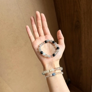 Minimalistisches weißes Kristallperlen-Armband-Set für Damen mit elegantem Stil.