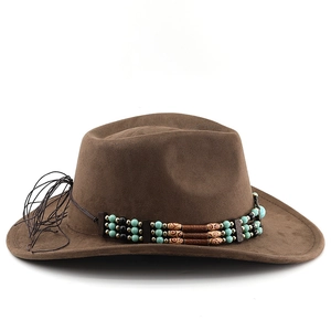 Détail du chapeau de cowboy avec bande perlée ethnique et accents turquoise sur daim brun