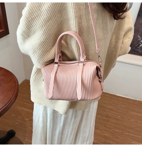 Detailansicht der rosa gefalteten Boston-Tasche mit Rundgriff und goldenem Beschlag