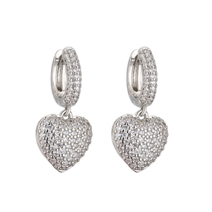 Boucles d'oreilles cœur en argent avec cristaux de zircon scintillants sur fond blanc