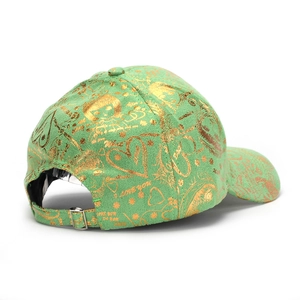 Casquette verte avec motifs dorés et boucle de réglage métallique à l'arrière