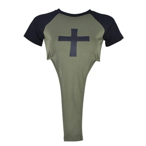 Détail d'un body vert militaire imprimé croix avec manches noires et coupe slim