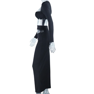 Vue latérale d'un ensemble haut court à manches longues et jupe longue noire sur mannequin