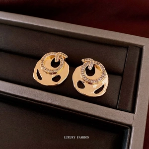 Elegante runde 18k vergoldete Ohrringe mit funkelnden Zirkonia in einer Schmuckschatulle