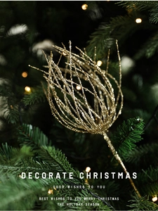 Détail de branche pailletée dorée pour sapin de Noël et compositions florales festives