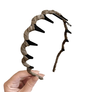 Brown fabric-covered wavy headband with non-slip teeth for women's hair styling