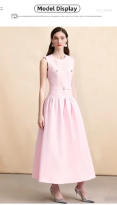Vue détaillée d'une robe trapèze rose sans manches avec boutons dorés et ceinture