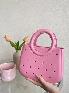Sac fourre-tout rose en EVA ajouré présenté avec des tulipes et une tasse