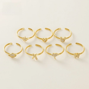 Vista detallada de siete anillos ajustables bañados en oro con elementos de circonita brillante