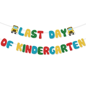 Striscione scintillante 'Last Day of Kindergarten' con lettere colorate e scuolabus gialli