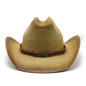 Retro Cowboyhut aus Stroh mit breiter Krempe und Lederband mit Totenkopf auf weißem Grund