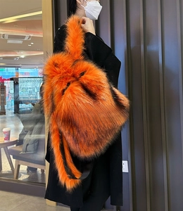 Detailaufnahme des hellorangen Kunstpelz-Rucksacks mit weicher und flauschiger Textur